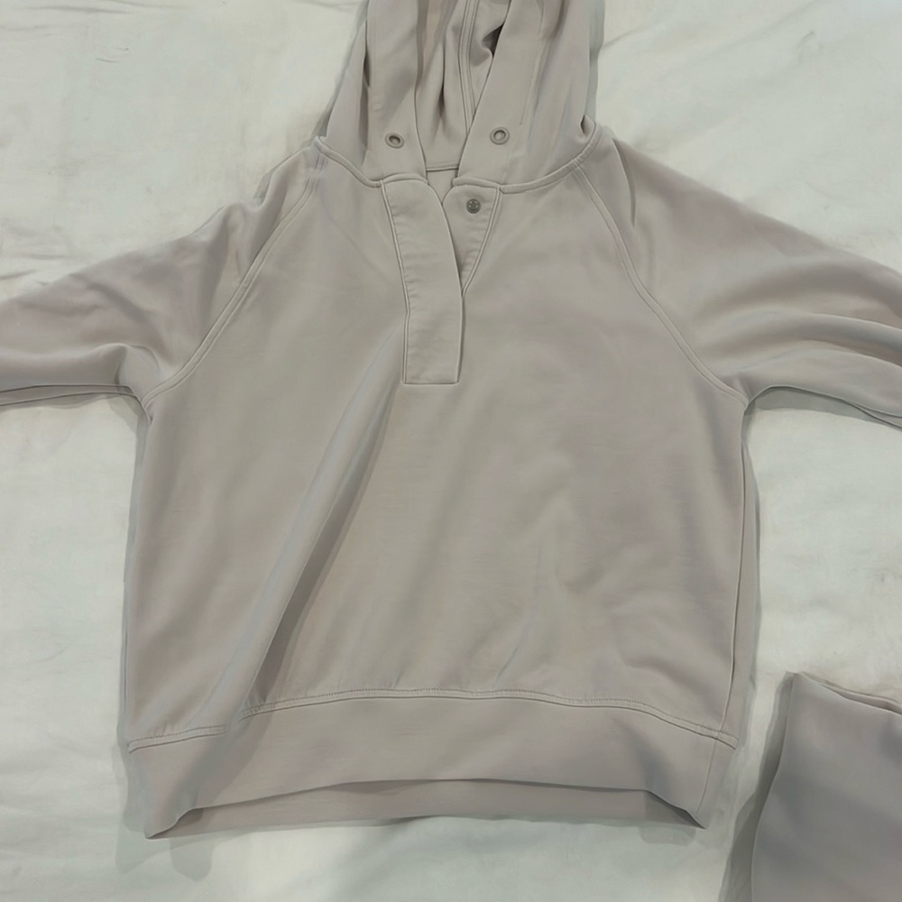 Oysho sweatsuit set. Worn a couple times in great condition.